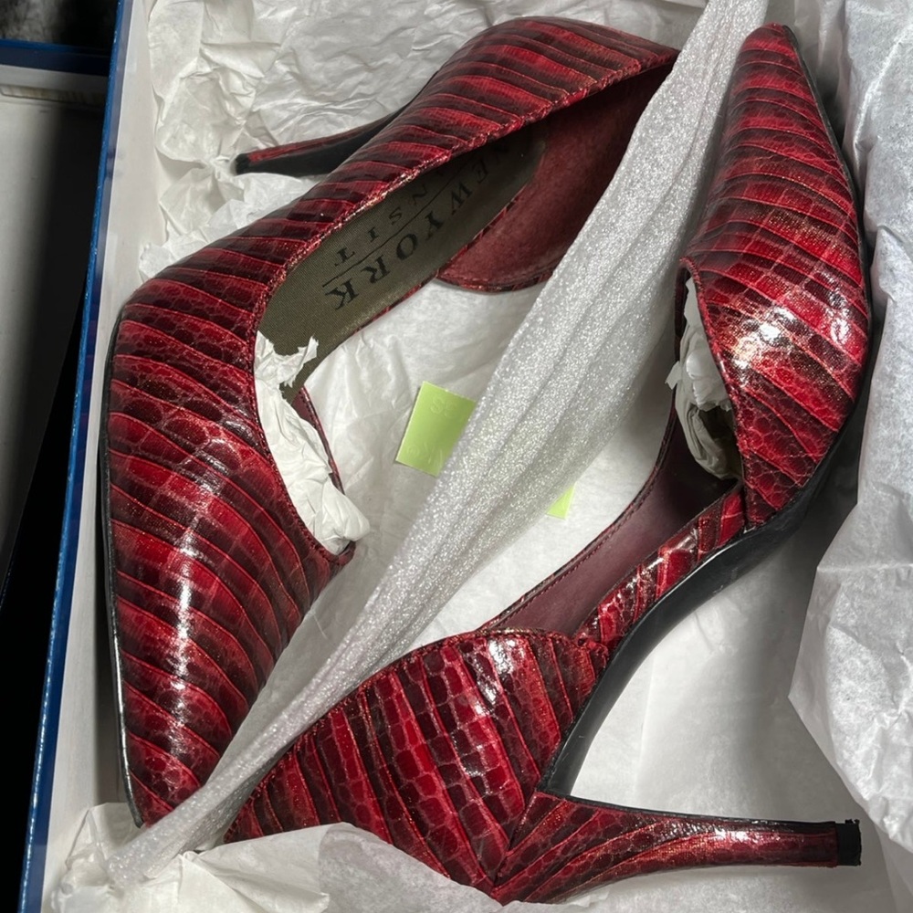 New York Transit Swift Swagger Red pearlized crocodile pattern Pumps